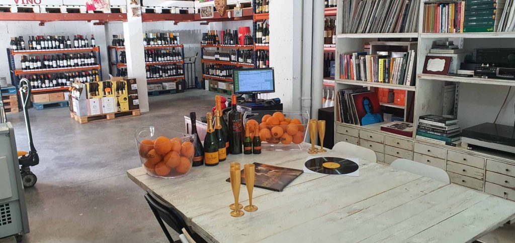 Mesa con vinos y naranjas