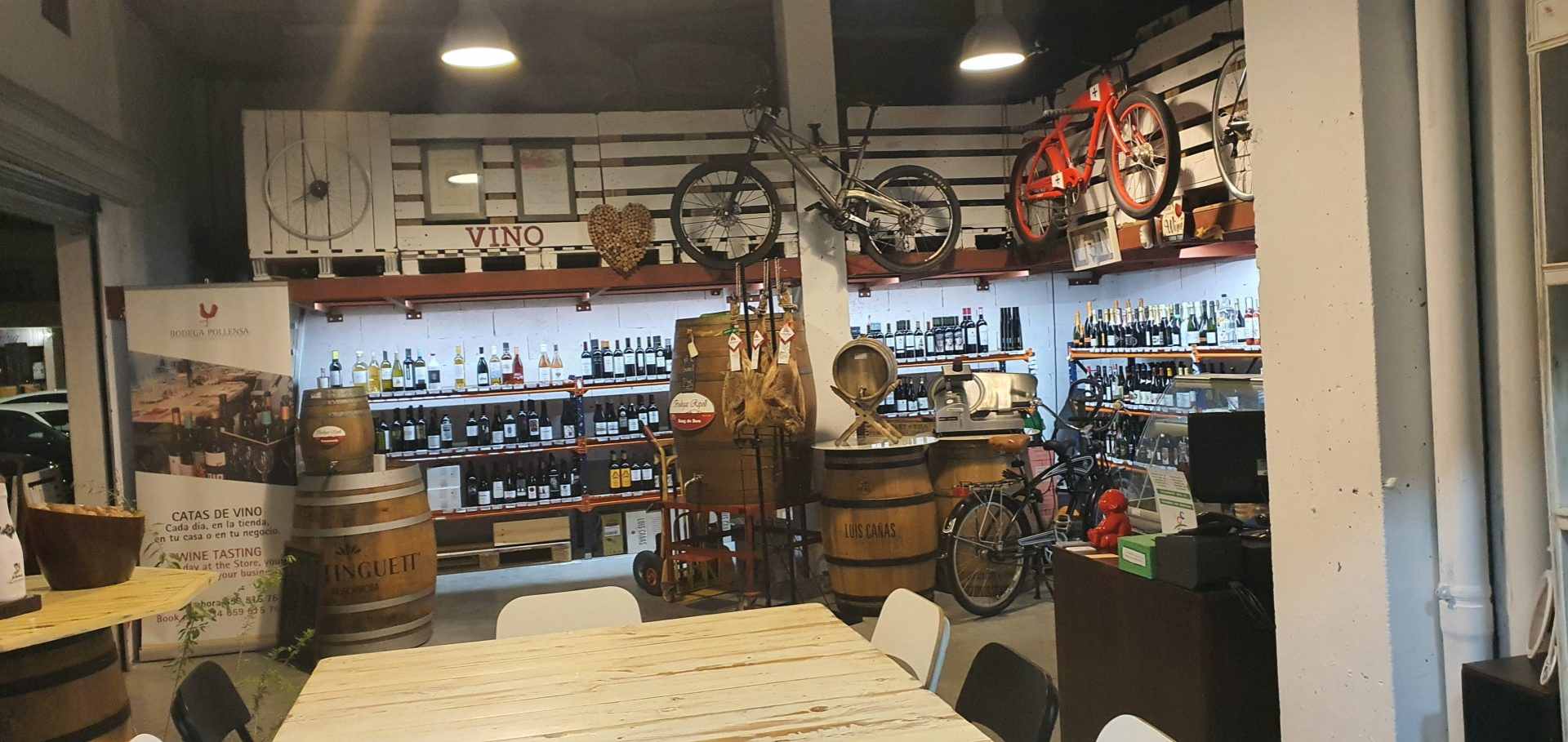 Interior de una bodega de vinos