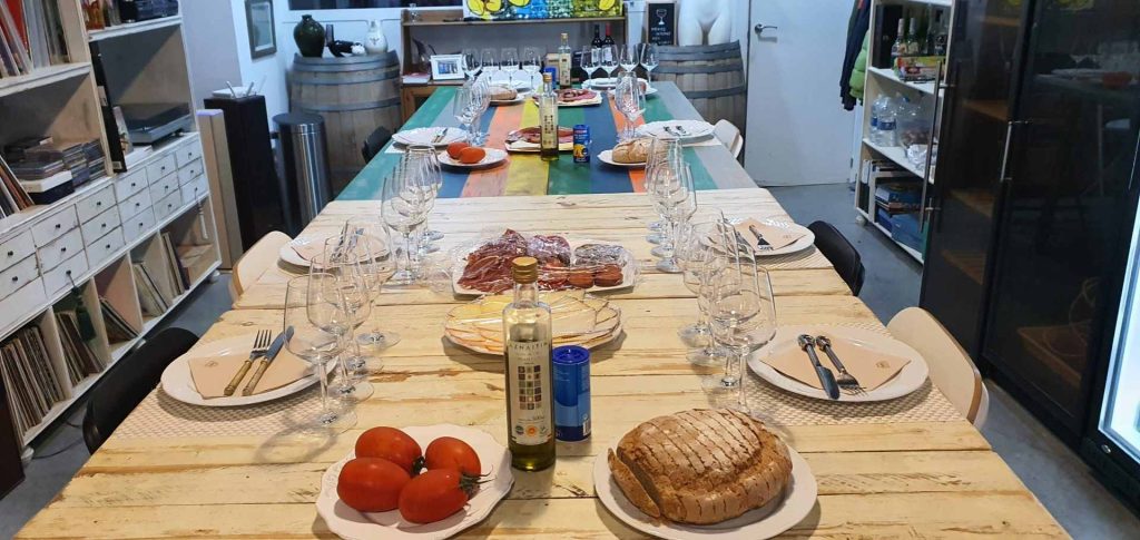 Mesa con copas de vino y tapas