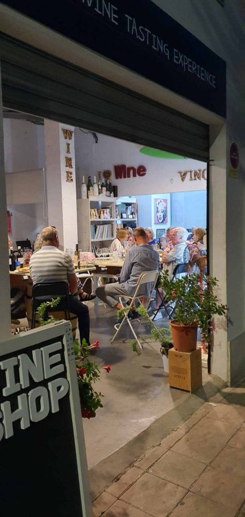 PErsonas en una cata de vino