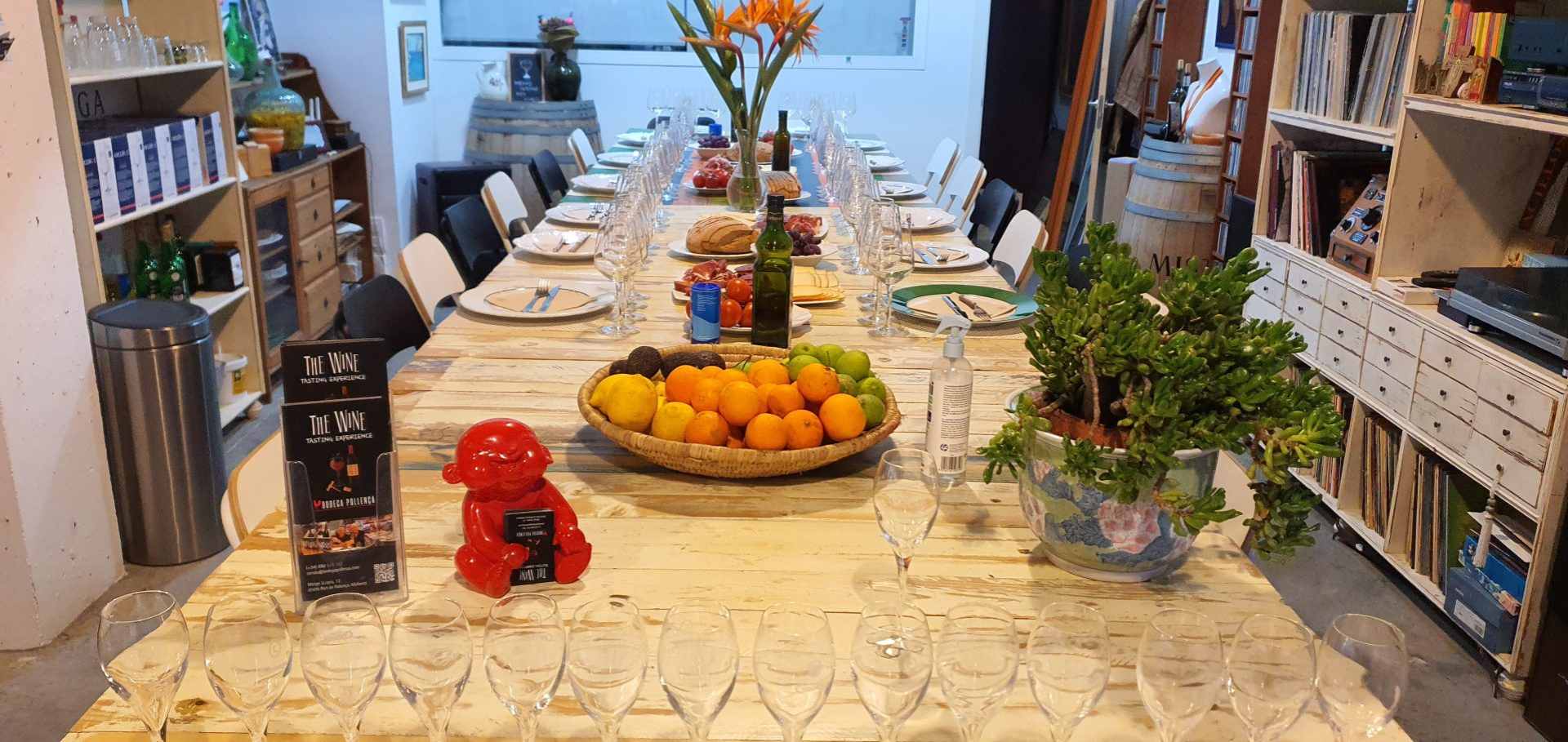 Mesa de madera con cubiertos