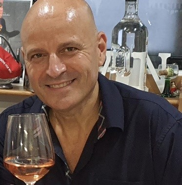 Hombre sonriente con una copa de vino
